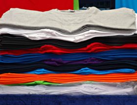 Ein Stapel voller Basic T-Shirts in verschiedenen Farben