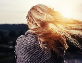 Frau mit Haaren mit Haarspray ohne Duftstoff