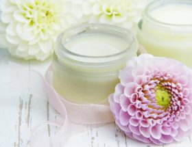 Lifting Creme mit Soforteffekt neben einer Blume