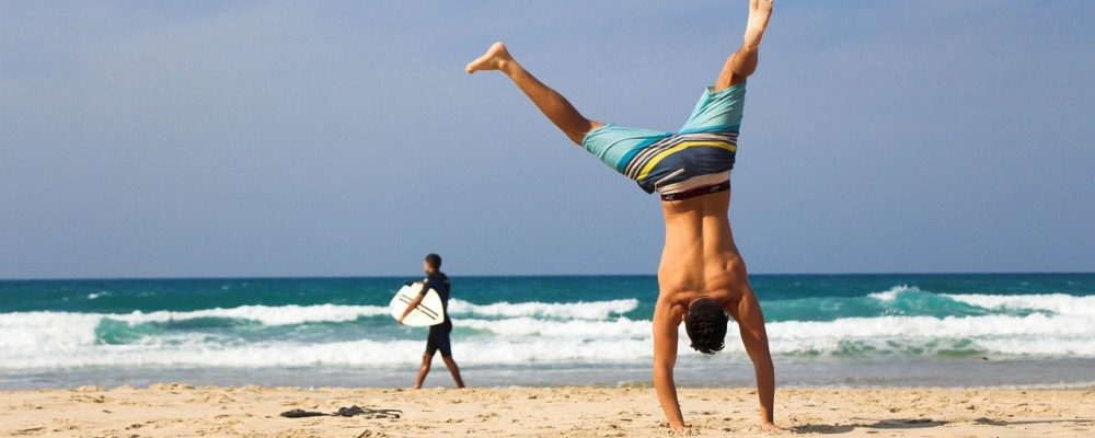 Mann mit Badehose am Strand