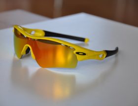 Sport Sonnenbrille auf einem Tisch