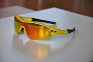 Sport Sonnenbrille auf einem Tisch