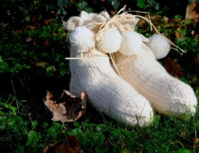 huettensocken in weiß auf einer wiese