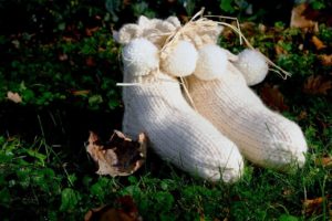 huettensocken in weiß auf einer wiese