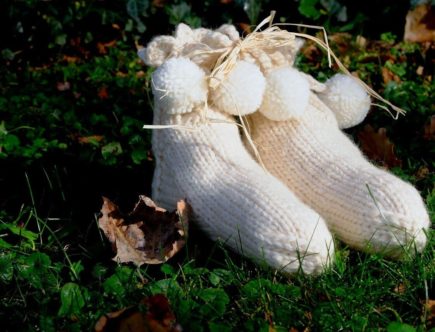 huettensocken in weiß auf einer wiese