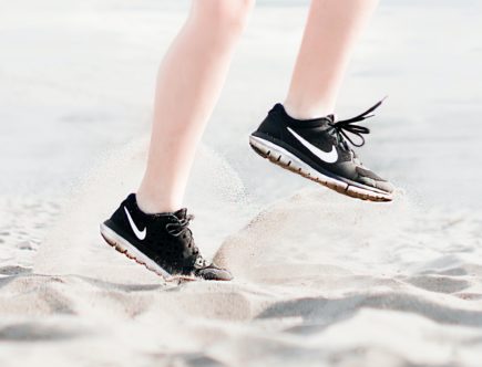 Laufschuhe-am-Strand